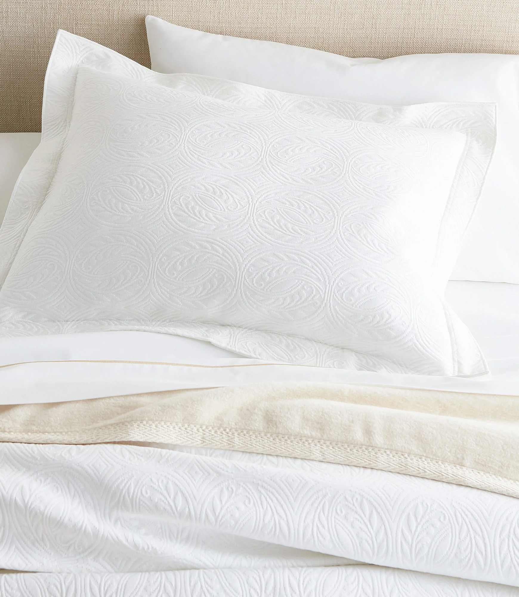 Vienna Matelassé Coverlet - Image 4